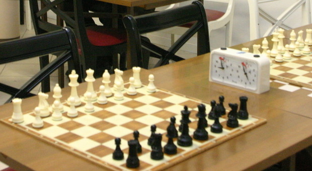 Gli scacchi tra i giochi per mantenere giovane la mente
