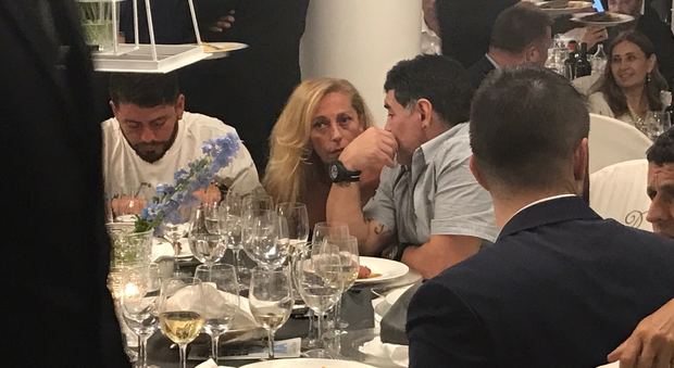 Baci e abbracci, pace in pubblico tra Maradona e la Sinagra | Video