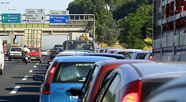 Roma, schianto tra 4 auto sul Gra: caos traffico e circolazione su una sola corsia