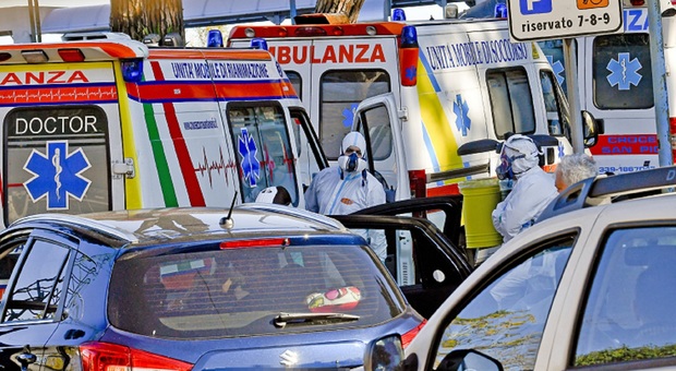 Napoli, mancano gli infermieri e le ambulanze restano soltanto con l'autista