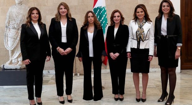 Le sei donne del nuovo governo libanese: Zeina Akar è la terza da sinistra