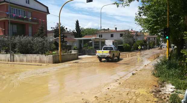 Sant'Elpidio a Mare, tempesta di pioggia e grandine: un fiume di fango invade il centro
