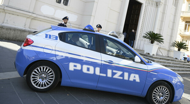 Roma, accoltella e rapina la trans: arrestato mentre cena al fast food