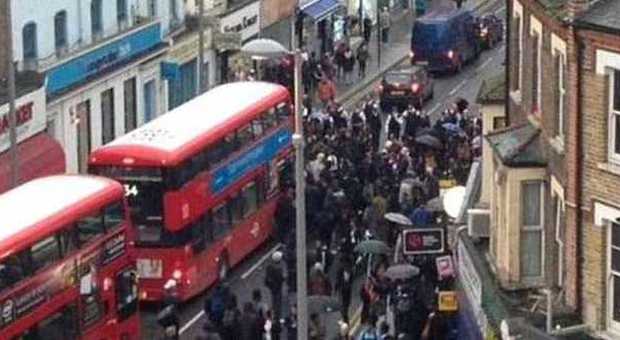Londra, mega rissa tra 200 studenti all'uscita della metropolitana