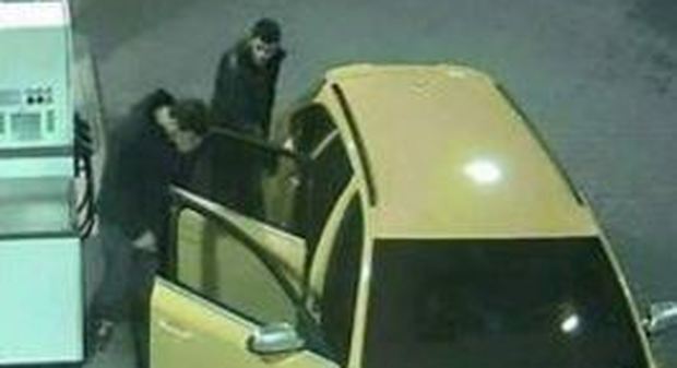 Audi gialla in fuga, gli investigatori: «Sono sprovveduti».Ma alle calcagna hanno 100 agenti