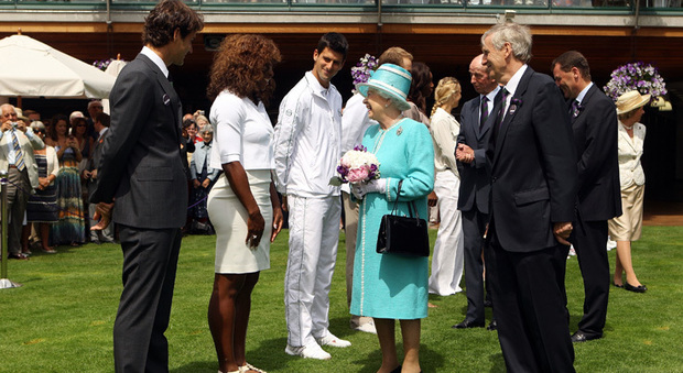 Wimbledon, la regina Elisabetta “abdica”: la nuova patrona è Kate