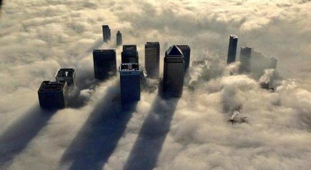 Londra avvolta dalla nebbia, solo i grattacieli spuntano dalla foschia |Foto