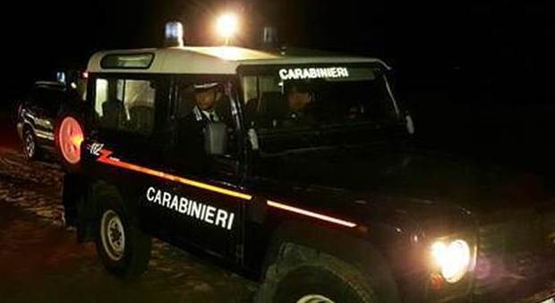 L'auto finisce nel campo, rischiano di morire assiderati: salvati dai carabinieri