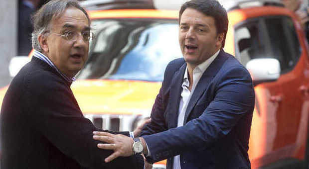 Sergio Marchionne e Matteo Renzi con la Jeep Renegade a Palazzo Chigi