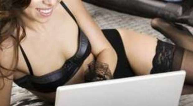Vendetta porno, trova foto nude sul suo profilo e chiede a Fb risarcimento milionario