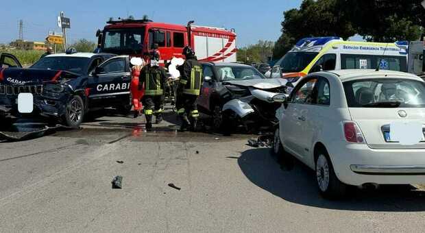 Incidente all'incrocio: coinvolto anche un fuoristrada dei carabinieri. Due feriti
