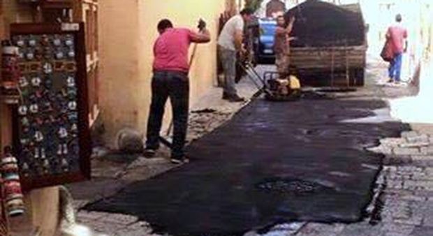 Choc a Gallipoli: asfalto sui basoli del centro storico