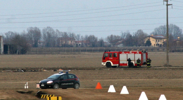Elicottero ultraleggero precipita e s'incendia: pilota muore nel terribile rogo