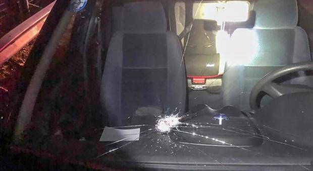 Paura sulla Tangenziale, straniero lancia sassi contro auto: un ferito