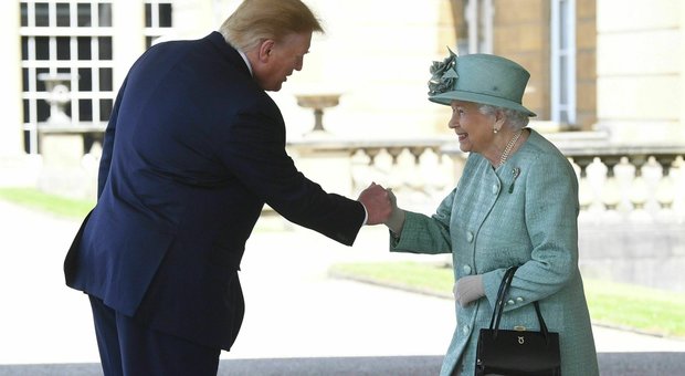 immagine L'insolito saluto tra Donald Trump e la regina Elisabetta