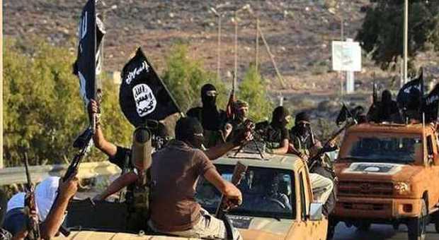 Cena del ramadan avvelenata, 45 morti tra i militanti dell'Isis. «Forse un attentato»
