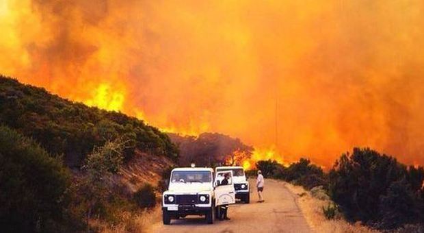 Sardegna, pauroso incendio tra le case: abitazioni evacuate