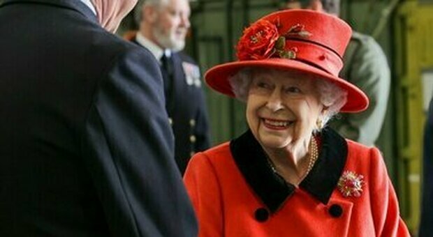 Il ricovero della regina: paura rientrata per Elisabetta dopo la notte in ospedale. Il premier Johnson: «È al lavoro»
