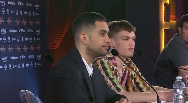 Imbarazzo per Mahmood durante la conferenza stampa dell'Eurovision song contest a cui parteciperà la prossima settimana con Blanco