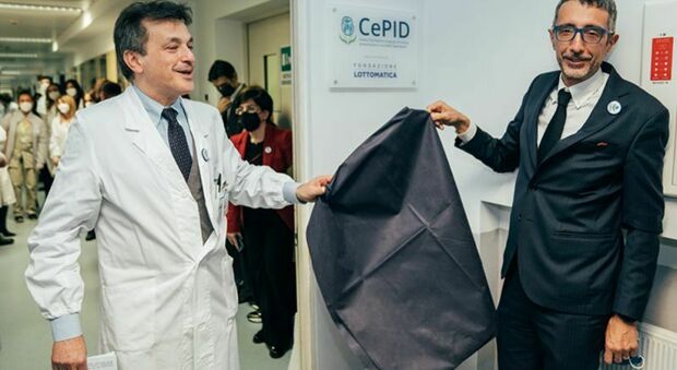 Lo psichiatra Gabriele Sani e, a destra, Riccardo Capecchi della Fondazione Lottomatica inaugurano il Cepid al Policlinico Gemelli