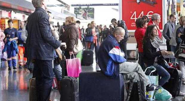 Roma, ladri di bagagli alla stazione Termini: nel mirino i turisti in attesa dei bus