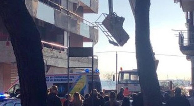 Taranto, morti due operai: caduti da un cestello elevatore