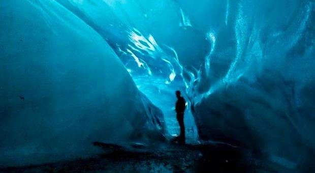 La Crystal Cave in Islanda: viaggio nelle viscere di un ghiacciaio