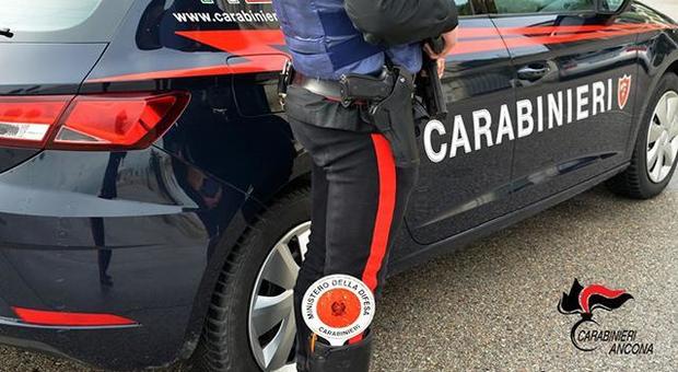 Controlli a tappeto dei carabinieri: multe per 11mila euro, tagliati 100 punti alle patenti. In due pizzicati con la droga in tasca