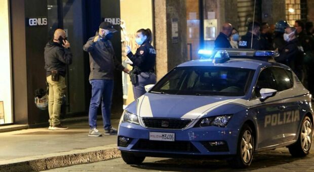Diciottenne violentata fuori da una discoteca a Milano: arrestato 23enne. «Caricata in auto, abusata e lasciata su una panchina»