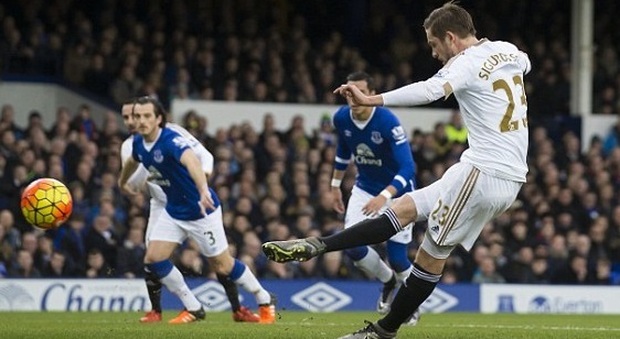 Sigurdsson dello Swansea apre le marcature nella sfida con l'Everton