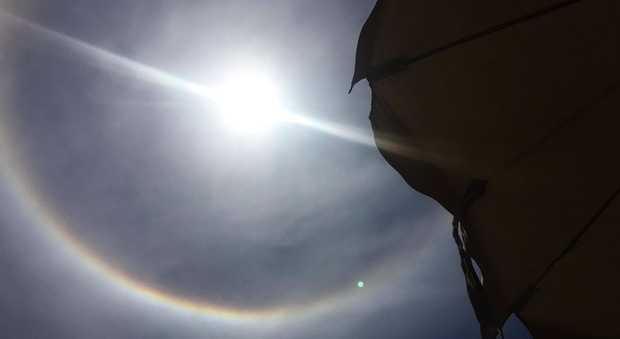Montalto di Castro, cerchio attorno al Sole “illumina” il litorale Laziale