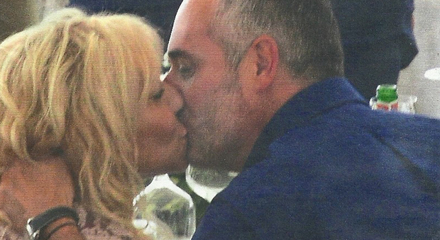 Il bacio fra Antonella Clerici e Vittorio Garrone