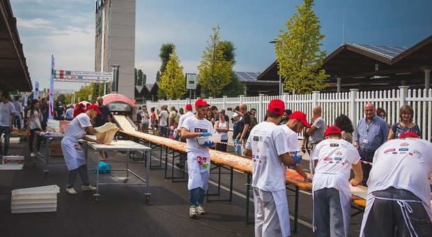 Pizza da Guinness lunga 500 metri a Eataly World di Bologna: 400 kg di pomodoro e 10 di basilico