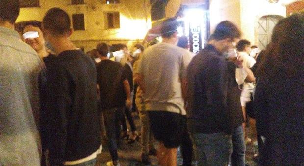 Movida incontrollata a Benevento, i residenti: «Troppa inciviltà, ora multe»