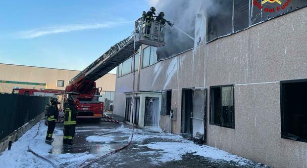 Castelfidardo, incendio in un'azienda di strumenti musicali: tre squadre di pompieri sul posto