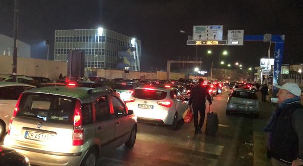 Aeroporto bloccato dalle auto alle 11 di sera, i vigili non c'erano