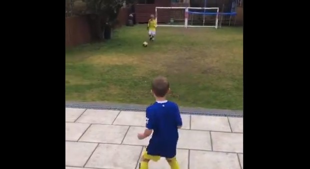 I figli del calciatore O'Hanlon imitano tutti i gol del secolo: e c'è anche il cucchiaio di Totti