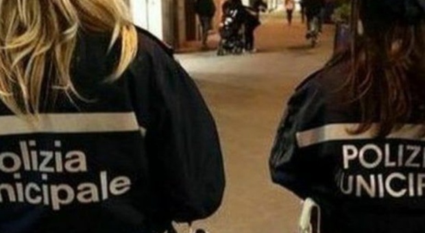 Genova, due vigilesse accerchiate da 30 ultras: arrestati un 47enne e un 20enne
