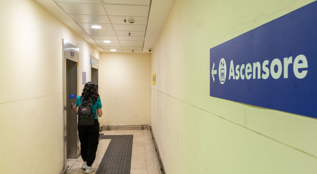 Turista stuprata in stazione a Milano, marocchino condannato a 8 anni: l'incubo in ascensore mentre andava al binario