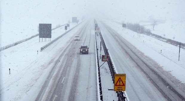 Neve sulla bretella autostradale tra A7 e A26, Tortona (Alessandria)