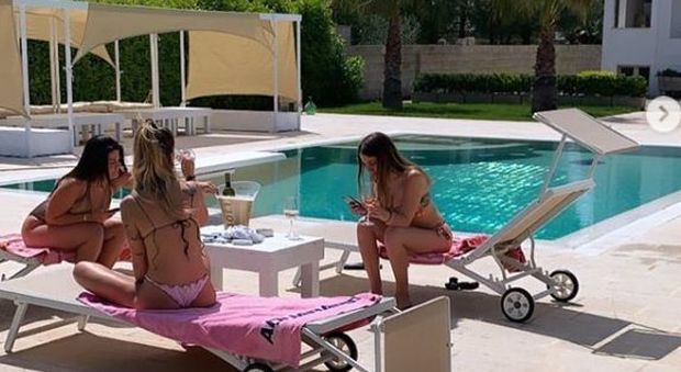 Coronavirus, piscina party nel Salento con foto postate sui social, la denuncia di Selvaggia Lucarelli
