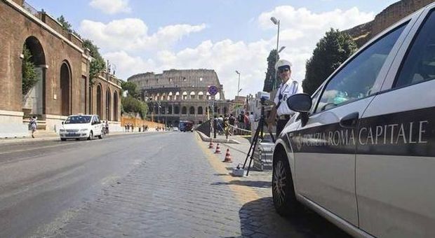 Roma, i vigili si multano da soli: centinaia di verbali inviati alla Municipale