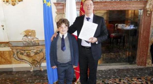 Il piccolo Nicola con il commissario Vittorio Zappalorto