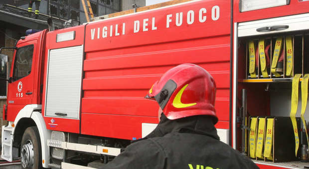 Roma, fiamme in un appartamento: evacuato un palazzo