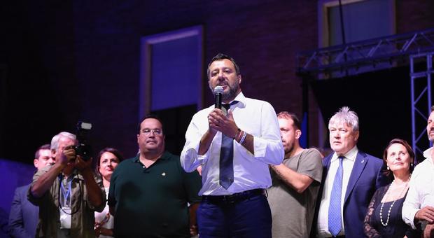 Salvini a Sabaudia: «Nel governo qualcosa si è rotto, troppi no. Non sto lì a scaldare la poltrona»