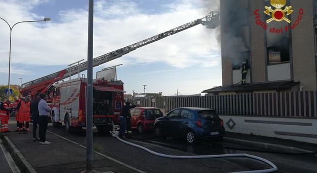 Incendio in un appartamento a Civitavecchia: salvate 5 persone, due sono bambini