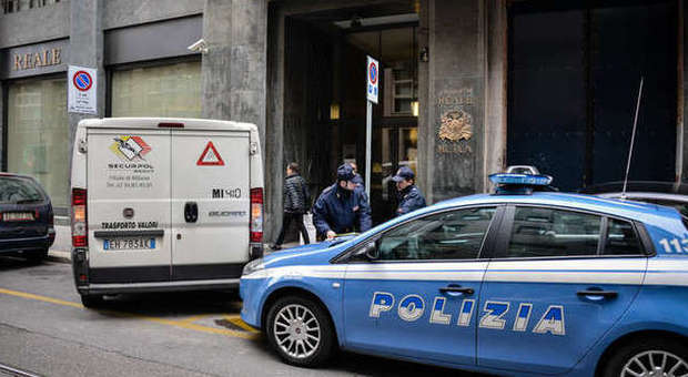 Milano, assalto a una guardia giurata in pieno centro: banditi in fuga con 185 mila euro -Guarda