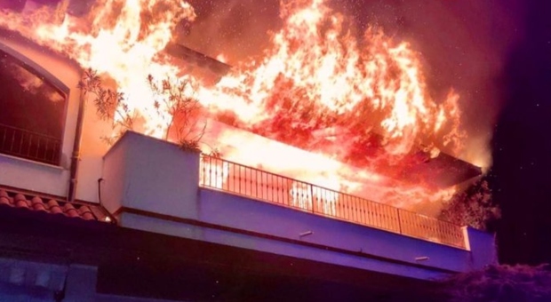 Incendio, a fuoco una villetta nella notte: evacuate 5 persone, anche un bimbo di 7 mesi