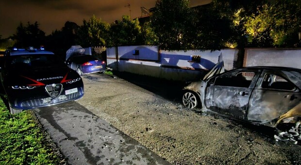 Latina, due auto in fiamme nella notte: indagano i carabinieri, c'è l'ombra del dolo