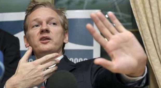 Assange chiede asilo alla Francia: «La mia vita è in pericolo». Ma l'Eliseo dice no